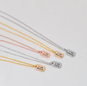 Collier tendance en acier inoxydable plaqué or 18 carats avec pendentif rectangulaire personnalisé gravé d'un message inspirant, collier avec pendentif Amour pour femmes - Product Image 1