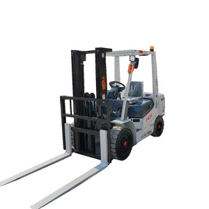 Chariot élévateur TCM FD30 d'occasion, 90% comme neuf, 3 tonnes, diesel, hydraulique, déplaceur latéral, pneus pleins, mât à deux étages, excellent état - Product Image 1