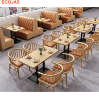 Ensemble de salle à manger classique pour restaurant avec banquettes caramel, chaises à dossier courbé et tables en bois fini