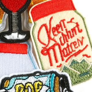 Écusson brodé personnalisé de haute qualité avec logo et texte, à coudre ou thermocollant, avec bordure surjetée pour vêtements - Product Image 3