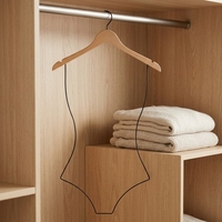 Cintre de luxe en bois en forme de corps avec silhouette en fil noir pour présentation de maillots de bain et de lingerie