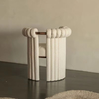 Fauteuil en bois massif et tissu JP pour la relaxation, adapté aux halls d'hôtel, aux salons familiaux et aux zones de réception.