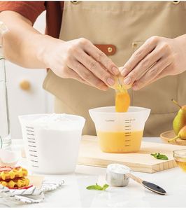 Grandes tasses doseuses en silicone de 250 ml/500 ml pour la cuisine, le mélange et le versement, idéales pour la fabrication de bijoux en résine époxy - Product Image 4