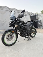 Moto d'aventure 300cc à double cylindre en parallèle refroidie par eau, avec coffres latéraux et supérieur en aluminium, ABS, moto tout-terrain