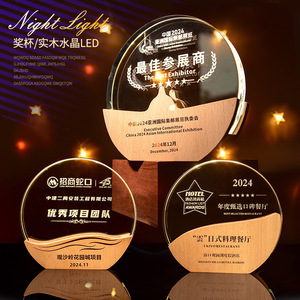 Trophée en cristal avec gravure laser personnalisée pour récompenses et cadeaux d'affaires, base en bois véritable durable - Product Image 1