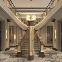 Colonnes en laiton européennes de grande taille avec rampes et garde-corps d'escalier, personnalisables pour hôtels et villas