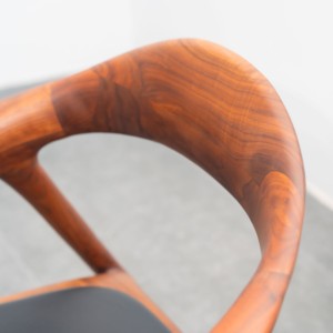 Fauteuil lounge moderne en bois de noyer massif, accoudoirs incurvés, finition naturelle à grain ouvert, meubles d'appoint de luxe PISANO - Product Image 3
