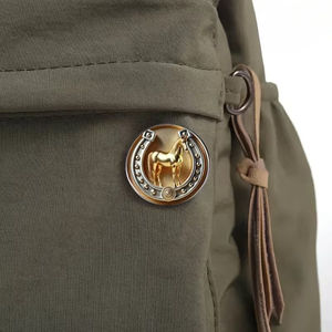 Spilla in Lega Metallica di Alta Qualità con Design di Cavallo, Angelo e Piramide, Resistente ed Elegante per Regali di Capodanno e Anniversari - Product Image 3