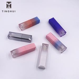 หลอดลิปกลอสทรงสี่เหลี่ยมใสสีขาวไล่เฉดสวยงาม  บรรจุภัณฑ์เครื่องสำอางพลาสติกแบบมีเอกลักษณ์ - Product Image 4