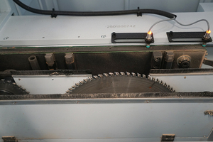 Potente sierra automática horizontal de 2800 mm para cortar vigas, máquina de sierra para paneles de puertas de madera para muebles - Product Image 5