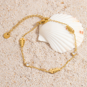 Bracelet à breloques Poisson Squelette en Alliage de Zinc Plaqué Or avec Sertissage clos, Bijou Cadeau, Accessoire de Mode Style Océan - Product Image 1