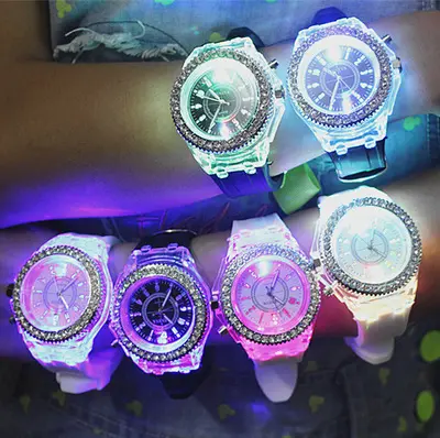 ไฟ LED ส่องสว่างนาฬิกาผู้หญิงผู้ชายเด็กผู้หญิงซิลิโคนนาฬิกาข้อมือควอตซ์สต็อกสุภาพสตรีนาฬิกา