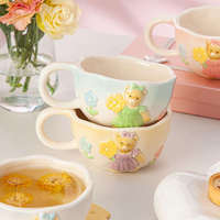 Mug en céramique artisanal de style coréen, 300 ml, isolé, jaune lait, motif irrégulier ours flocons d'avoine et fleurs, tasse à petit-déjeuner, avec logo personnalisé