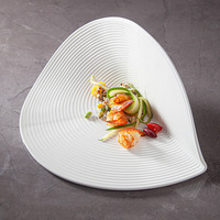 Assiette de service en céramique texturée à motif ondulé moderne, plat triangulaire irrégulier pour la restauration fine et les restaurants
