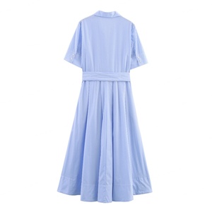 Robe d'été décontractée tendance pour femme, bleue, à manches courtes, col chemise, motif imprimé, longueur maxi, taille naturelle – Grande Vente - Product Image 2