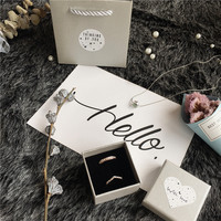 Boîte cadeau en papier rigide de luxe avec couvercle et base pour emballage de bijoux (colliers) avec impression de logo personnalisée