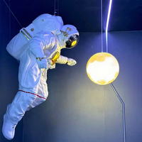 Grande sculpture d'astronaute avec lumière lunaire, décoration murale suspendue pour la maison, lampe de sol LED en forme d'astronaute