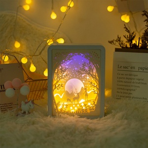 Lámpara de Noche LED 3D USB Popular para Dormitorio y Sala de Estar, con Control Remoto, Decoración Colorida, Caja de Luz con Diseño de Papel Recortado - Product Image 3