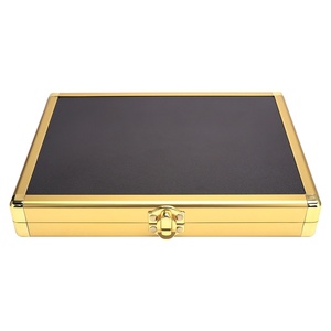 Caja de herramientas de <span class=keywords><strong>estilista</strong></span> portátil de gama alta Caja dorada Estuche de tijera con maletín ODM Paquete de seis suministros para el cabello Esencial para peluquerías - Product Image 1