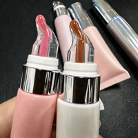 Vente en gros de gloss à lèvres personnalisé avec logo, plusieurs couleurs, faible MOQ, applicateur en silicone souple, tube compressible, maquillage hydratant pour les lèvres