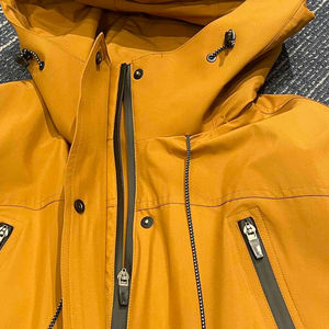 Veste technique pour homme en toile jaune personnalisée, imperméable, rembourrée de duvet, résistante à l'usure, à capuche, doudoune pour homme - Product Image 4