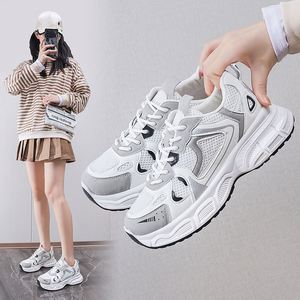 รองเท้าผ้าใบผู้หญิงทรง Dad Shoes รุ่นใหม่ปี 2025 ระบายอากาศได้ดี แบบผูกเชือก สีพื้น สไตล์เกาหลี แมทช์ได้กับทุกชุด พื้นหนา รองเท้าวิ่งลำลอง - Product Image 4