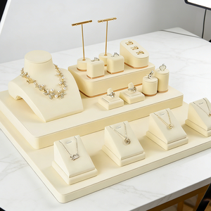 Expositor de Joyería de Microfibra con Elementos Metálicos Dorados, Soporte Personalizable para Anillos, Pulseras, Collares y Pendientes - Product Image 3