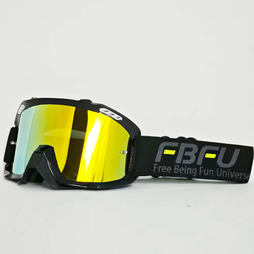 Gafas rojas con montura negra.