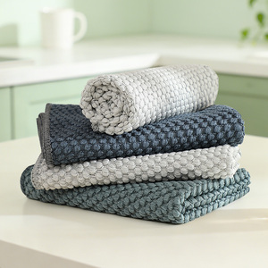 Serviette de cuisine en microfibre bleue 300 g/m² à pois, très absorbante, réutilisable, séchage rapide pour cuisine et salles de bain - Product Image 4