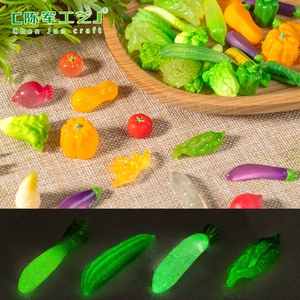 Accessoires DIY pour sacs surprises, miniatures à suspendre, représentant des légumes de simulation (citrouilles, radis) pour micro-paysages, thème alimentaire et ludique. - Product Image 1