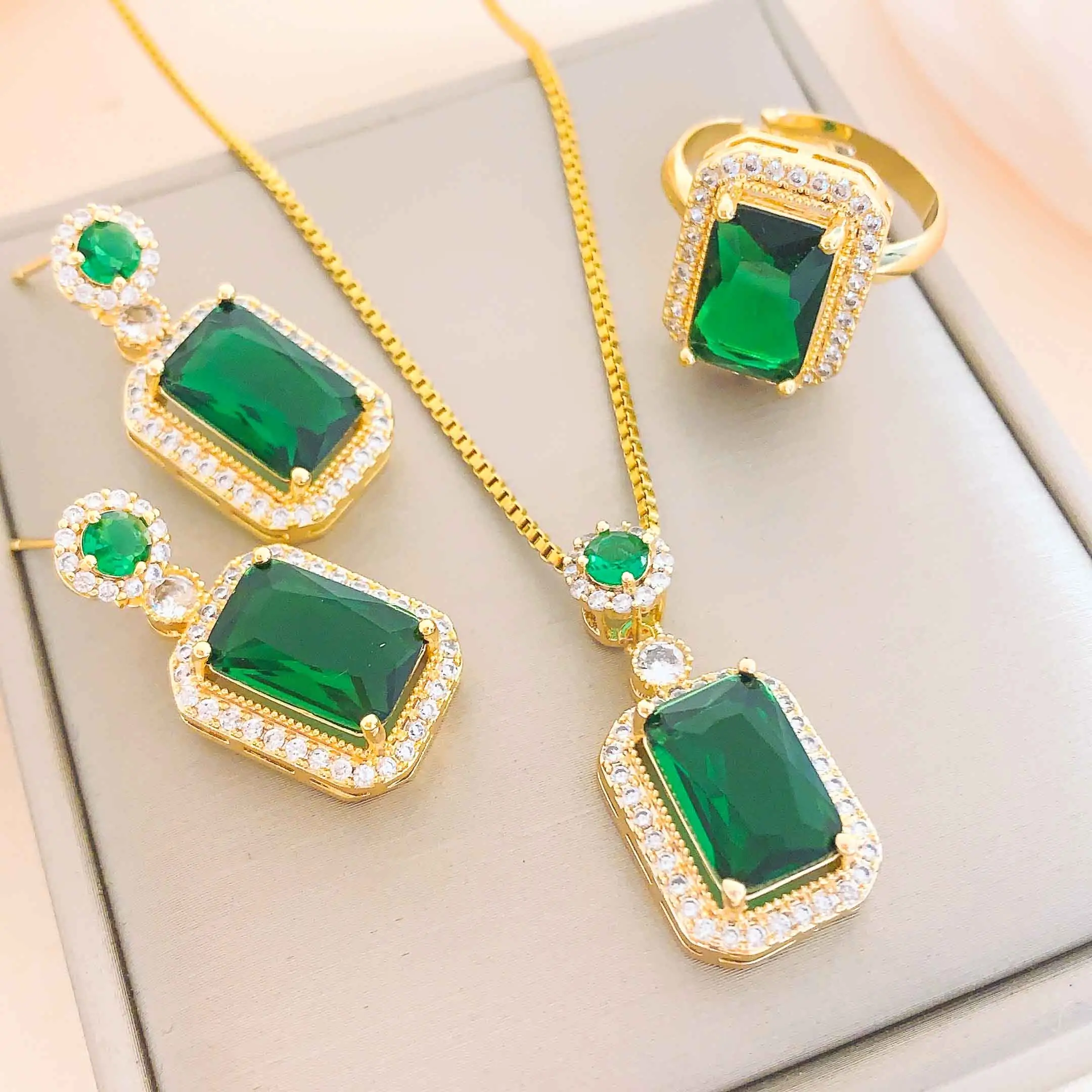 Women's fashion jewelry cubic zirconia copper alloy retro green square pendant jewelry set suitable for women's daily wear