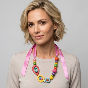 Collier en résine colorée avec perles, ruban rose et breloques ovales – Bijou fantaisie tendance - Product Image 1