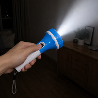 Lampe torche LED portable, alimentée par 3 piles AAA, lampe de secours, interrupteur coulissant, projecteur portatif avec cordon pour la maison, les intempéries et la randonnée