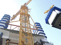 Grue à tour à plateau plat de grande taille de haute qualité 240 tonnes D5200-240 avec une efficacité élevée