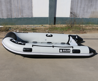 Bateau pneumatique en PVC - Modèle grand format populaire. Base en V durable. Peut flotter. Capacité pour 4-5 personnes. Modèle 330.