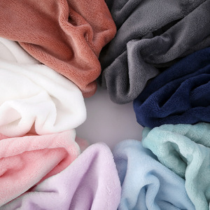 Ensemble de peignoirs et de pantoufles en molleton de flanelle de polyester doux écologique pour femmes Séchage rapide et coloré avec logo personnalisé - Product Image 6