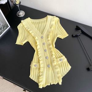 เสื้อสเวตเตอร์ถักแขนสั้นผู้หญิง คอวีแต่งขอบไม้ ดีไซน์หรูหรา ให้ความรู้สึกพรีเมียม แฟชั่นทันสมัย - Product Image 3