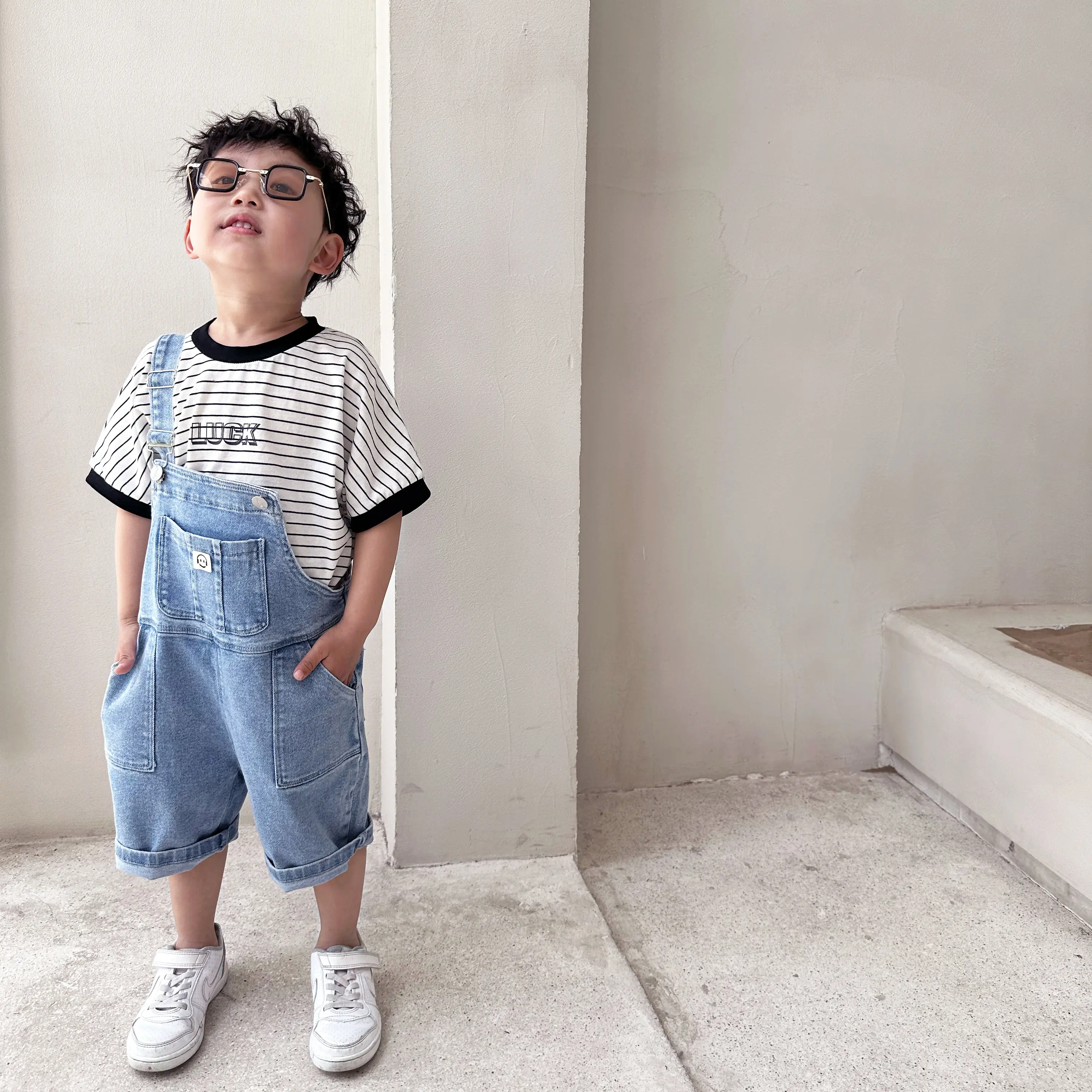 Vente en gros de nouveaux vêtements pour enfants Pantalon à bavette en denim fin en coton de 1 à 6 ans