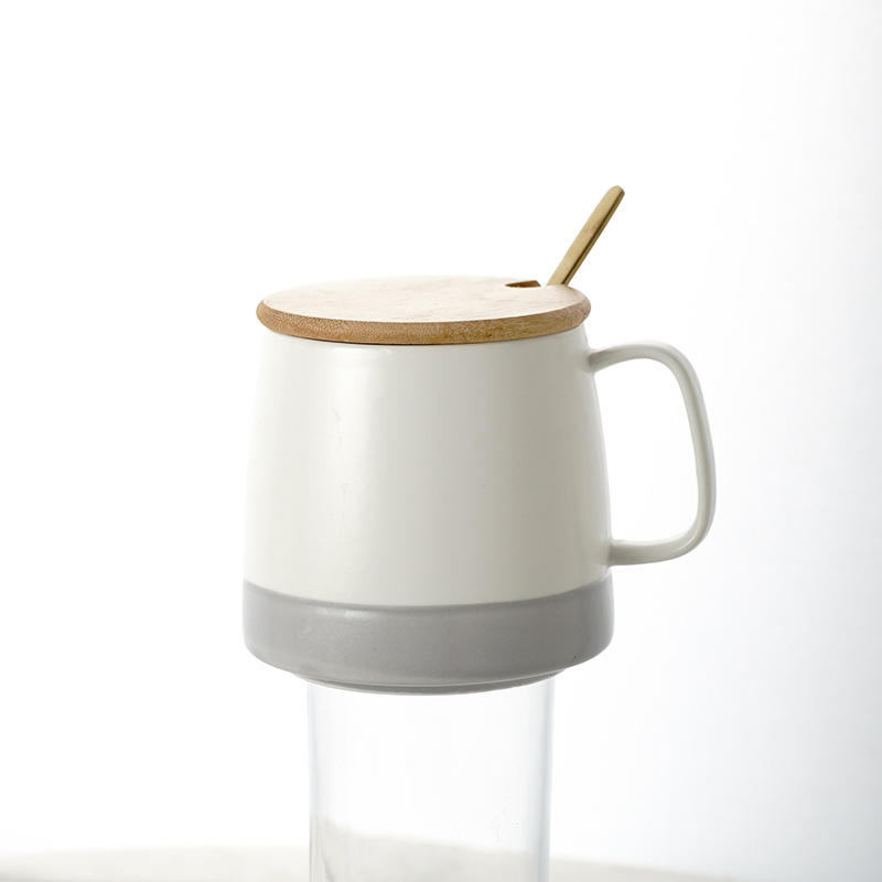 ช้อนไม้สีเทาอ่อนพร้อมฝาปิด