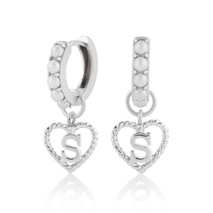 Brincos de Pérola em Forma de Coração com Letra Inicial Personalizada em <span class=keywords><strong>Material</strong></span> de Latão com Revestimento de Ouro 18k para Mulheres - Product Image 6