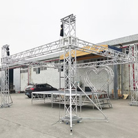 Structure en aluminium avec toit incurvé et écran LED pour scène extérieure portable, idéale pour expositions, concerts, événements et mariages, avec éclairage et sonorisation.