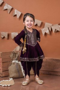 Kurta de terciopelo con bordados de motivos étnicos y trabajo de espejo estilo imperio para niñas Titrit con pantalones Dhoti - Product Image 3