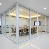Cloison modulaire polyvalente à profil plat de 84 mm |   Verre acoustique à ossature métallique pour les centres de coworking créatifs et les bureaux modernes