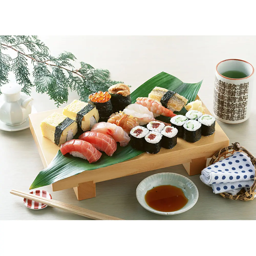 Tapis sur une assiette, ustensile de cuisine stérilisée feuilles de bambou naturelles bouclées décoration de sushi