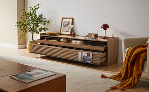 Meuble TV moderne pour salon, grand rangement, design à 4 tiroirs, verre trempé, ports de charge intégrés, éclairage LED ambiant, compatible avec les téléviseurs de 75 pouces et plus - Product Image 4