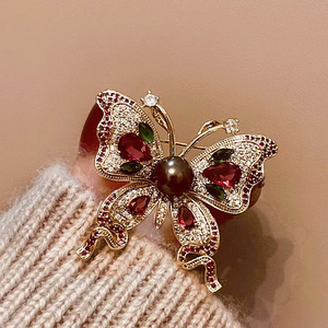 Broche de mariposa de moda con perla y circonita, pin de aleación para mujer, accesorio para ropa - Product Image 4
