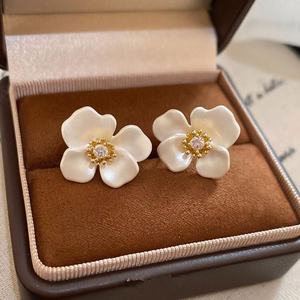 Pendientes de Botón con Diseño de Flor en Forma de Gota de Aceite, Blancos, Elegantes y Sencillos para Mujer, Accesorios de Lujo Ligero, Vintage, Religiosos y Modernos, Hechos de Aleación - Product Image 4