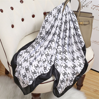Grand foulard carré imprimé style blanc et noir 90 cm en satin polyester pour femme, accessoire de tête et cravate
