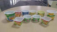 Étiqueteuse automatique à manches thermorétractable, pour emballage avec tasses en plastique