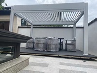 Pergola en aluminium de luxe avec éclairage LED, panneaux solaires, volets roulants motorisés, lames orientables, revêtement fluorocarboné imperméable